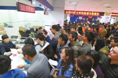 市行政服務中心迎來辦證高峰