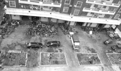 恒新花苑小區(qū)樓下，占道的廢舊汽車零件基本清空