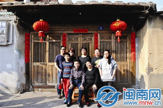 兒女各自帶著自己的小家庭，回西街拍全家福