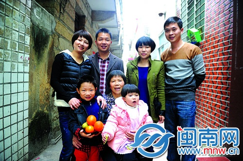 二十多年前拍的全家福里，只有4個人，如今一家已有