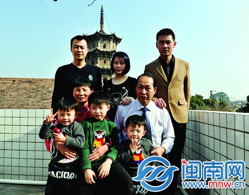 這次拍全家福，陳翠玉和十年前一樣，選擇了東塔為背景