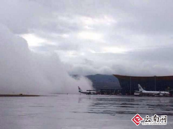 昆明長水機場跑道出現(xiàn)云墻1