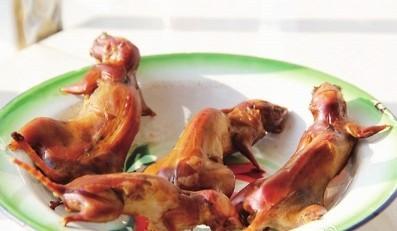 福建同學帶“奇葩”特產(chǎn)毀三觀 有老鼠干雞仔胎3