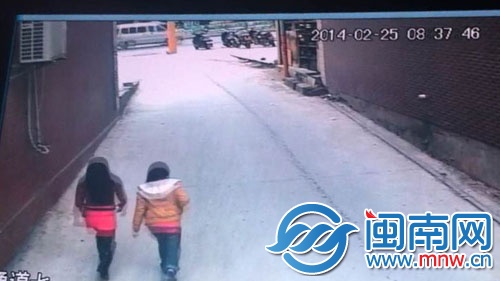 警方調(diào)取監(jiān)控，查看到兩個女孩子1個多小時的行蹤