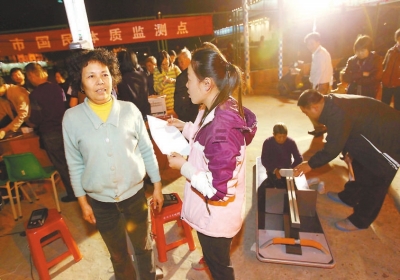 市民在進行身高體重、坐位體前屈等項目測試