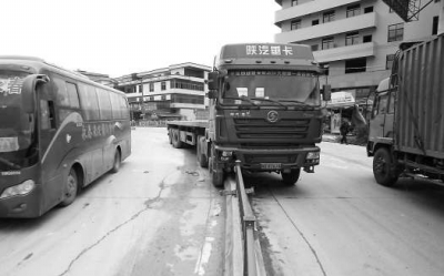 南安東田一卡車撞上路中央護欄