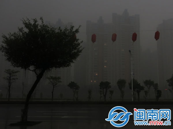 昨日下午3時(shí)34分，近乎黑夜，泉州東海一小區(qū)，居民