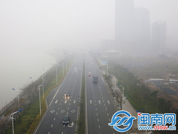 昨日下午3時(shí)30分，沿海大通道晉江大橋附近，前方馬