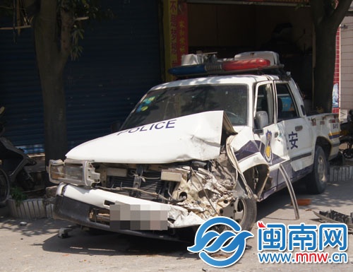 警車車頭破損嚴重