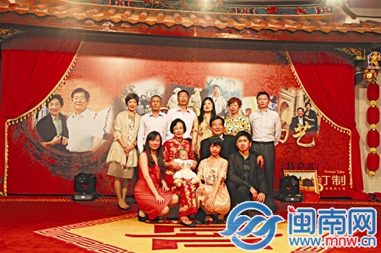 金婚慶典上，老人和家人學(xué)生拍照留念