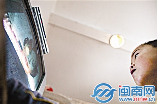 這一刻，冬冬的世界里，只有電視機(jī)里的人