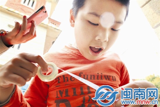 小斌玩著膠帶時(shí)，聽(tīng)到手機(jī)里的《感恩的心》音樂(lè)