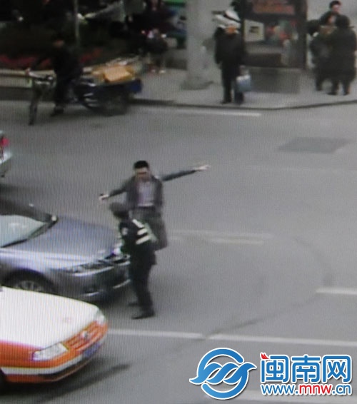 于某走下車，對(duì)著老徐就是一腳飛踹