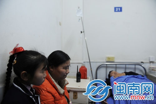 女兒和妻子在醫(yī)院照顧老徐，丈夫被打，妻子很難過