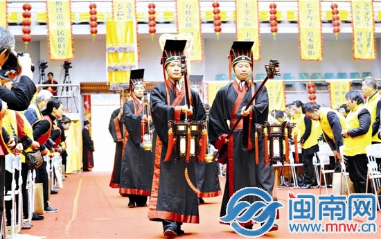祭祀大典按傳統(tǒng)禮數(shù)進(jìn)行，持續(xù)一個(gè)多小時(shí)