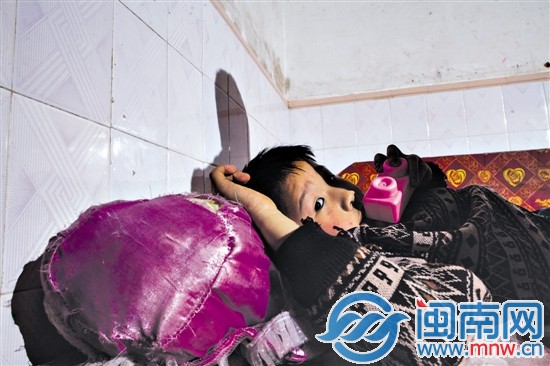 阿寶獨處房間內(nèi)，只有身下一個破舊的娃娃陪著他