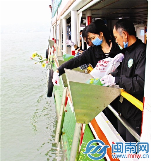 不少人千里赴廈，實現(xiàn)逝者遺愿
