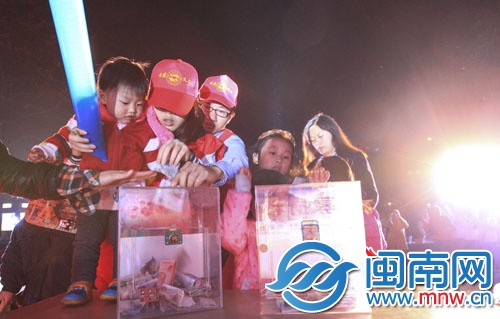 前晚，公益晚會現(xiàn)場，市民自發(fā)捐款