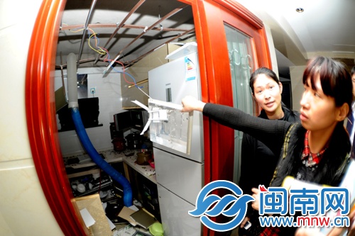 廚房吊頂脫落，抽油煙機(jī)被掀開一大半