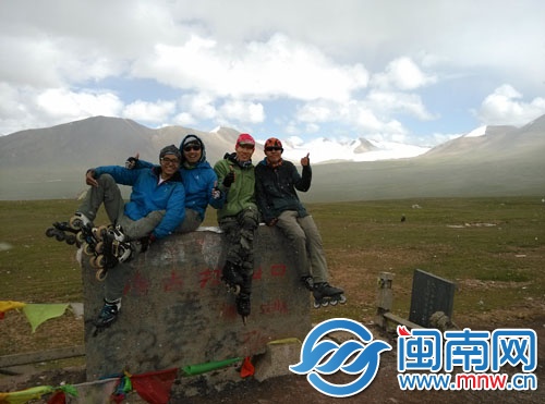 4個大學(xué)生進藏路上合影
