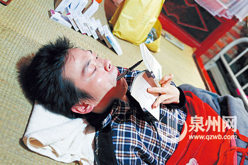 躺久了，蘇祥達(dá)能用嘴寫出一筆好字。