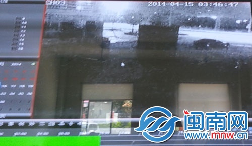 在車站內(nèi)呆約10分鐘后，黑色小車駛離車站