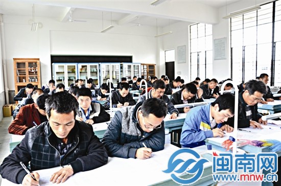 茶農(nóng)和真正的大學(xué)生一樣，上課、考試