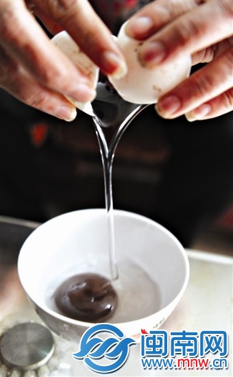 潘女士現(xiàn)場(chǎng)打蛋，咖啡色的蛋黃滑落碗底