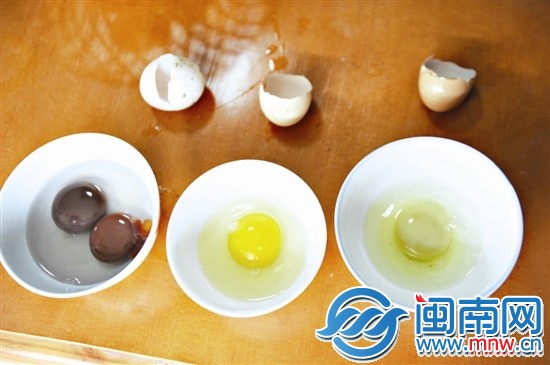 左為變色鴨蛋黃，中為正常雞蛋，右為變色雞蛋黃