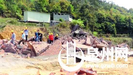 這宗位于仙公山上的違建有220平方米，被強制拆除