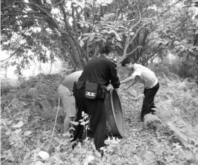 民警在樹(shù)下尋得花盆
