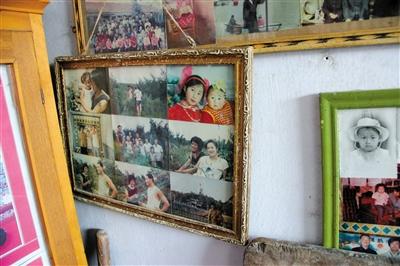 宋吉彬家墻上的舊相框里，宋林妻子(右)早年的照片還
