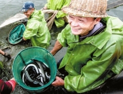 豐收后，村民一臉笑容
