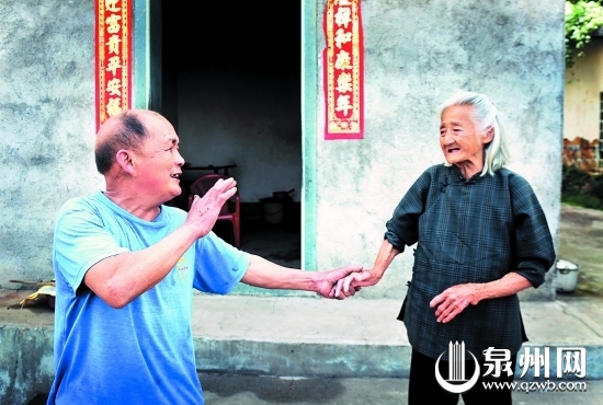 臨別時(shí)，賣煤工劉逸強(qiáng)（左）叮囑陳喜老人注意飲食起