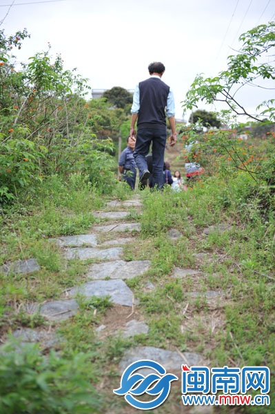 沿著該石道步行，便可通往石拱橋