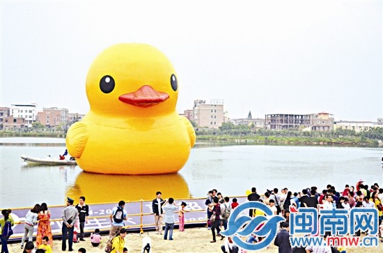 憨態(tài)可掬的大黃鴨，讓參觀的人仿佛回到童年