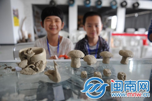 孩子們的作品展示，有蘑菇、骰子等