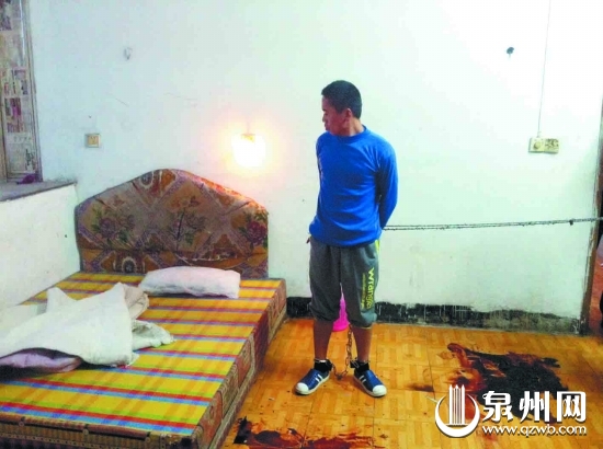 嫌疑人萬(wàn)某指認(rèn)血跡斑斑的現(xiàn)場(chǎng)