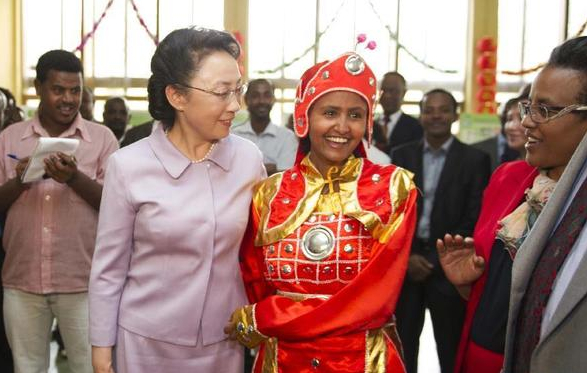 5月5日，李克強(qiáng)夫人程虹在埃塞俄比亞總理夫人的陪同