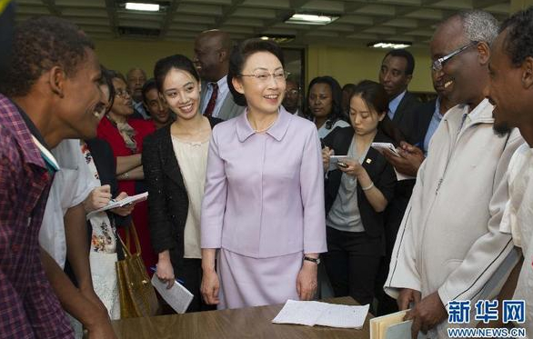 5月5日，李克強夫人程虹在埃塞俄比亞總理夫人的陪同