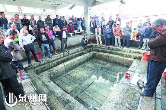 村民放水，觀察溫泉出水情況