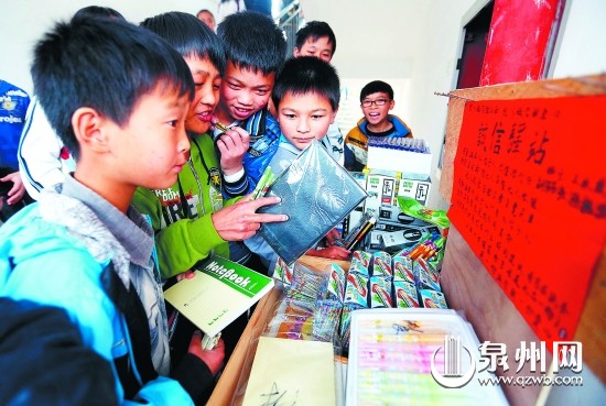 貨攤沒有管理員，付錢、找零全憑學(xué)生的誠信。