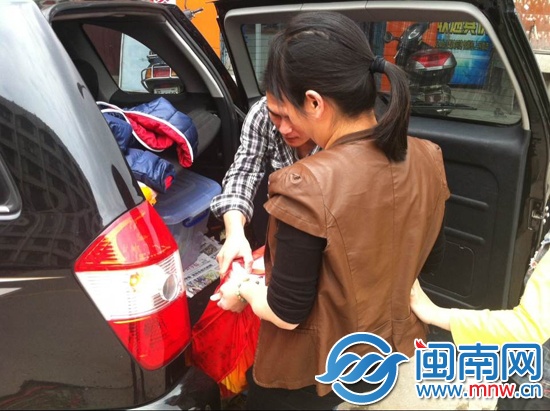 林女士提前整理好書，抬上了本報(bào)的采訪車