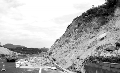 南安山體滑坡堵了兩車(chē)道