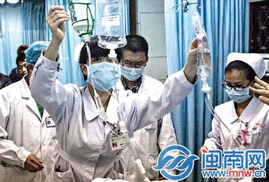 遇到急診病人多了，一護(hù)士連掛三個(gè)吊瓶