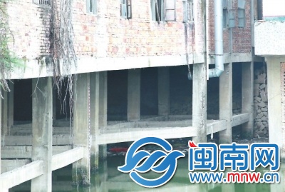 垃圾堆積湖面角落。