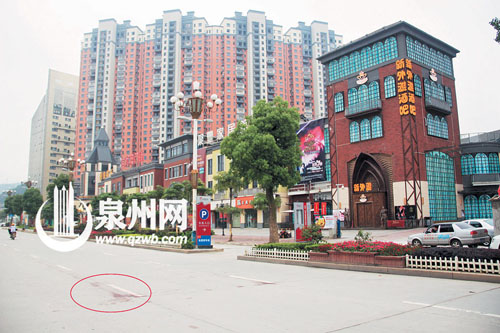 酒吧外的事發(fā)現(xiàn)場，路面上留有血跡。