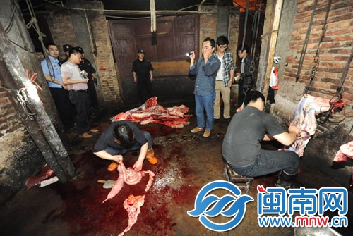 執(zhí)法人員到現(xiàn)場時，私宰點的工人正在切割牛肉