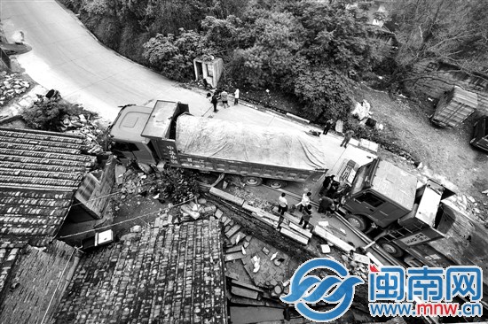 兩輛土方車，一輛撞民房，一輛被前車撞到