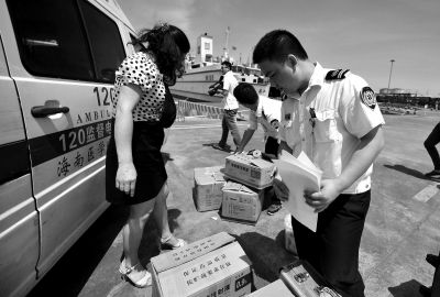 昨天,海南醫(yī)學(xué)院附屬醫(yī)院的幾位醫(yī)務(wù)人員正在準備登
